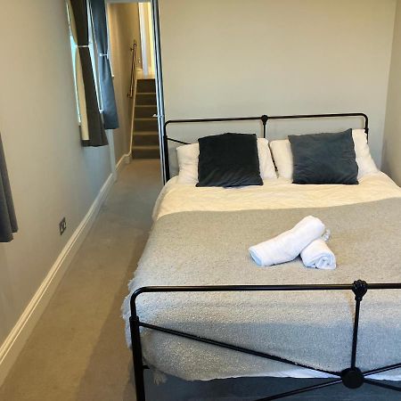 런던 Splendid 2 Bed Flat With Private Terrace In Wimbledon - 2 The Queens 아파트 외부 사진