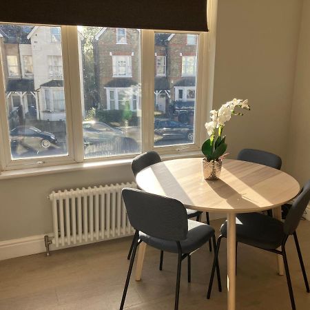 런던 Splendid 2 Bed Flat With Private Terrace In Wimbledon - 2 The Queens 아파트 외부 사진