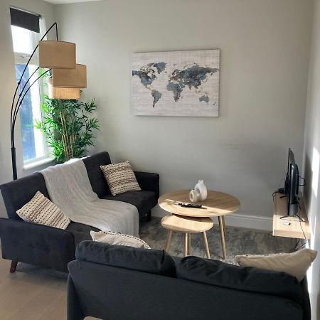런던 Splendid 2 Bed Flat With Private Terrace In Wimbledon - 2 The Queens 아파트 외부 사진