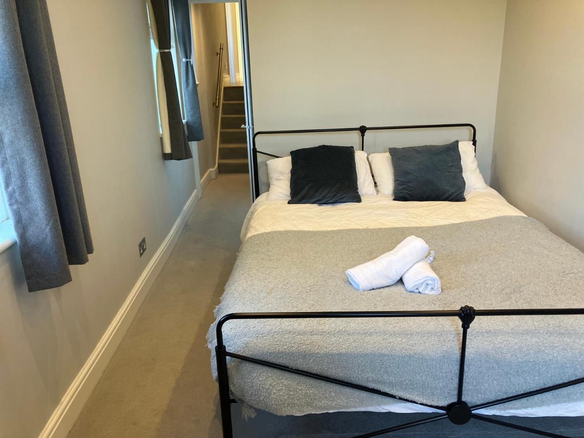 런던 Splendid 2 Bed Flat With Private Terrace In Wimbledon - 2 The Queens 아파트 외부 사진