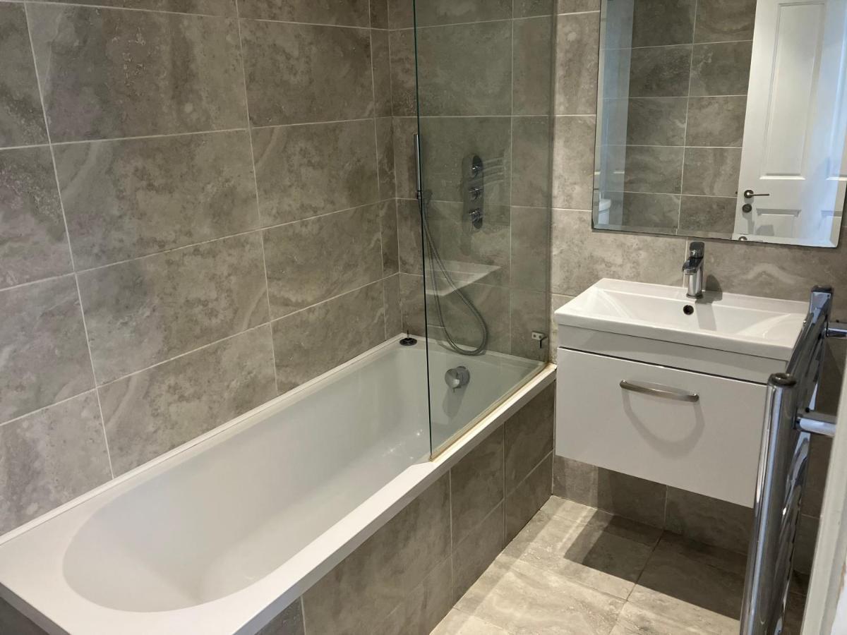런던 Splendid 2 Bed Flat With Private Terrace In Wimbledon - 2 The Queens 아파트 외부 사진