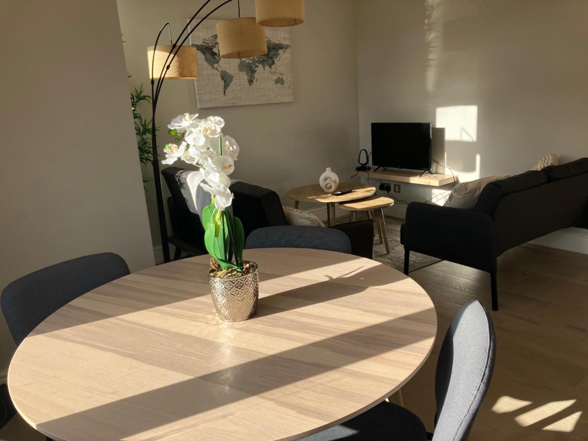런던 Splendid 2 Bed Flat With Private Terrace In Wimbledon - 2 The Queens 아파트 외부 사진