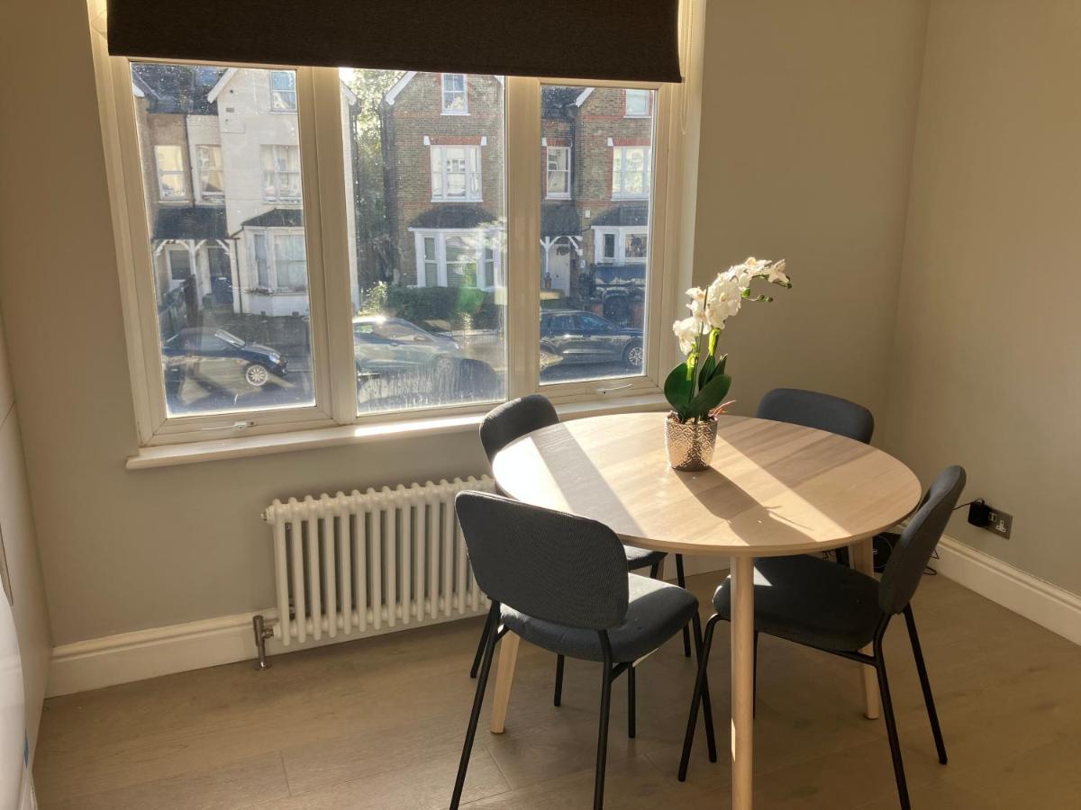 런던 Splendid 2 Bed Flat With Private Terrace In Wimbledon - 2 The Queens 아파트 외부 사진