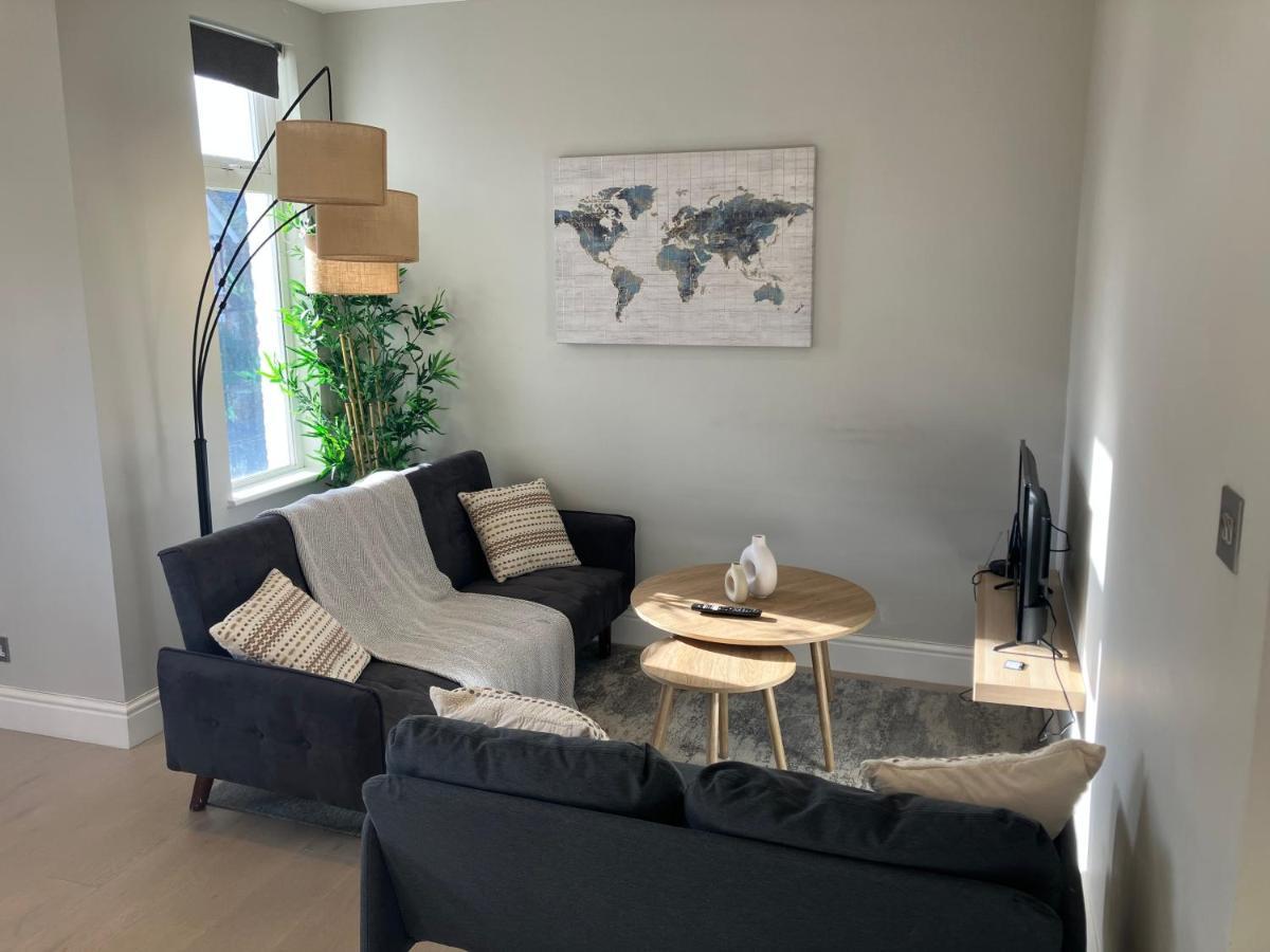 런던 Splendid 2 Bed Flat With Private Terrace In Wimbledon - 2 The Queens 아파트 외부 사진