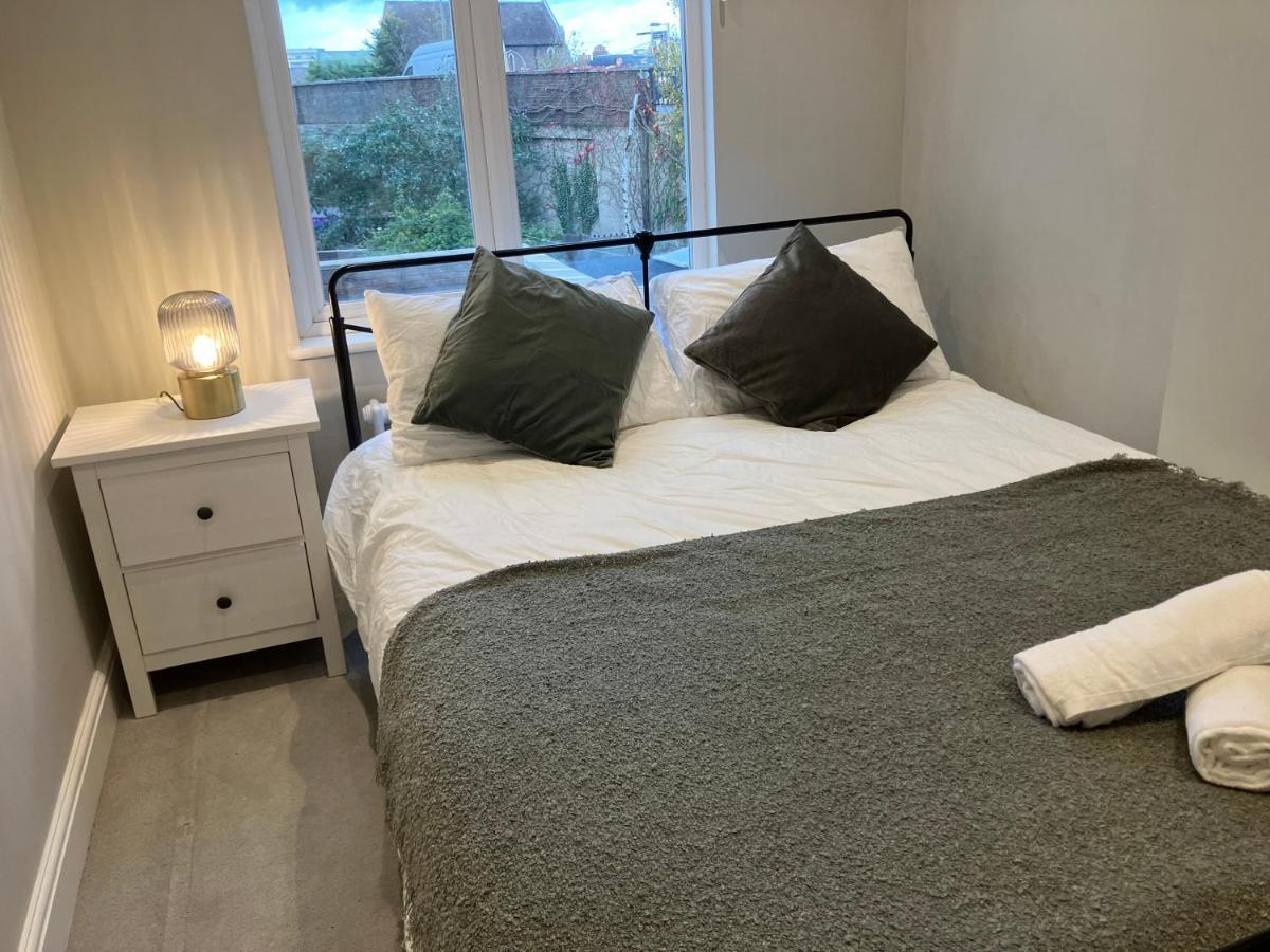 런던 Splendid 2 Bed Flat With Private Terrace In Wimbledon - 2 The Queens 아파트 외부 사진